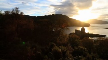 İskoçya Eilean Donan Kalesi Loch Duich Highlands günbatımı sahil