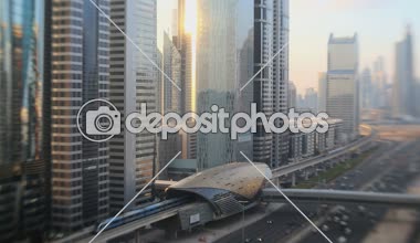 Dubai Şeyh Zayed Yolu manzarası gökdelen Lens bebek