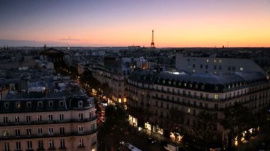 Fransa Paris Eiffel Kulesi günbatımı çatı manzarası ışıklı bina