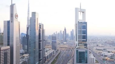 Dubai Birleşik Arap Emirlikleri Şeyh Zayed Yolu zaman atlamalı günbatımı Burj Khalifa