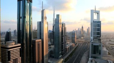 Dubai Birleşik Arap Emirlikleri Sheikh Zayed Road gökdelen Burj Khalifa günbatımı