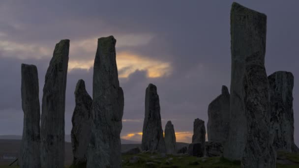 马恩岛刘易斯外赫布里底卡拉尼什站石头苏格兰日出 Tl — 图库视频影像