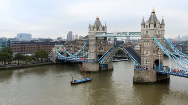 London Tower Bridge nad Tamizą łódź panoramę firm miasta — Wideo stockowe
