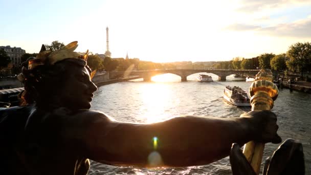 Francia París Pont Alexandre 111 puente Río Sena Torre Eiffel puesta de sol — Vídeo de stock