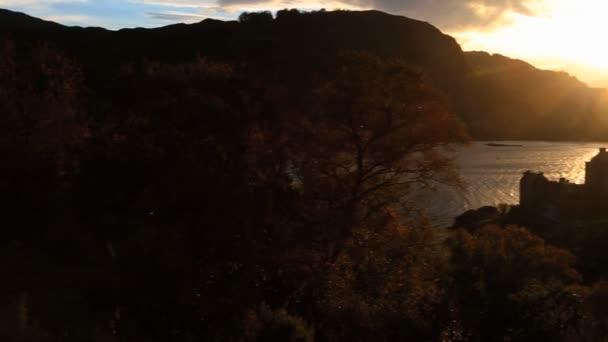 Západ slunce pobřeží Skotska Eilean Donan Castle Loch Duich vysočiny — Stock video