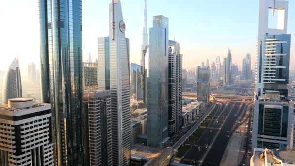 Dubai Sheikh Zayed Road skyline skyskrapa Burj Kalifa — Stockvideo