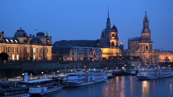 Tyskland Dresden city floden Elbe upplyst Sachsen kyrka — Stockvideo