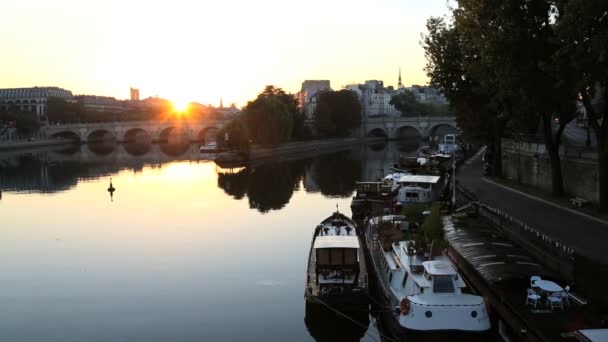 Frankreich paris river seine iie de la citie sunrise boat — Stockvideo