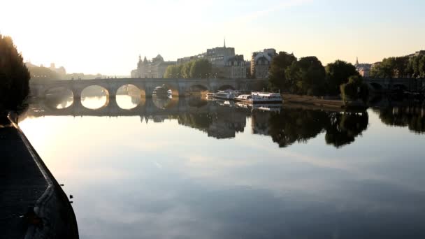 Francie Paříž Pont Alexandre 111 mostu řeku Seinu Eiffelova věž při západu slunce — Stock video