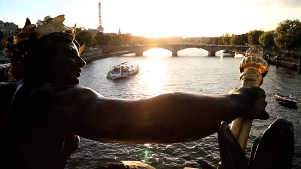 法国巴黎杜邦亚力山大 111 桥河塞纳河埃菲尔铁塔日落 — 图库视频影像