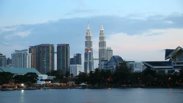 Petronas türme malaysien asien stadt gebäude reisen dämmerung — Stockvideo