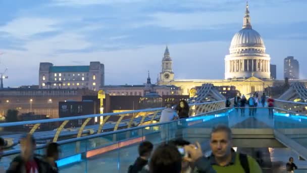 London uk england europa millennium bridge river thames tl — Stockvideo