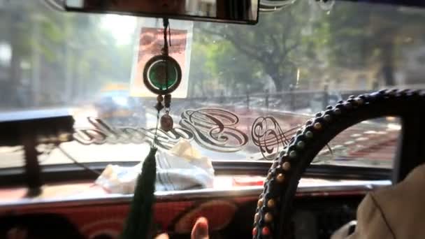 Mumbai Indie Asie taxi muž řídil auto motoricky — Stock video