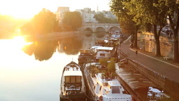 Francia Paris River Seine IIe de la Citie barco al amanecer — Vídeos de Stock