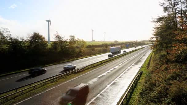 Schotland Dual rijbanen snelweg windturbines — Stockvideo