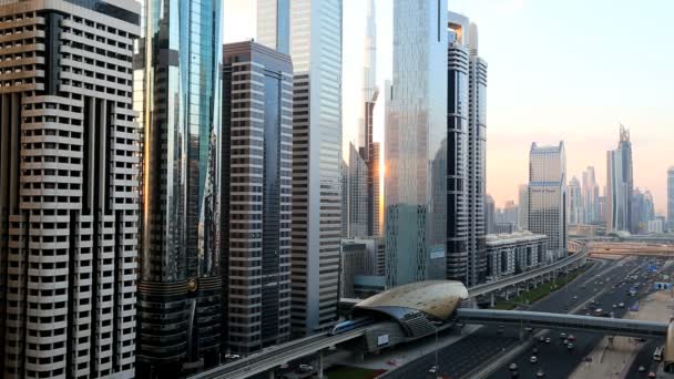 Dubai, Sheikh Zayed Road wolkenkrabber Burj Khalifa zonsopgang — Stockvideo