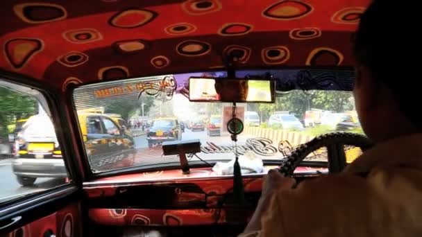 Mumbai Indien Asien taxi man kör bil motoriserade — Stockvideo