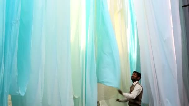 Jaipur indien asien sari fabrik männliche textilien material arbeiter — Stockvideo