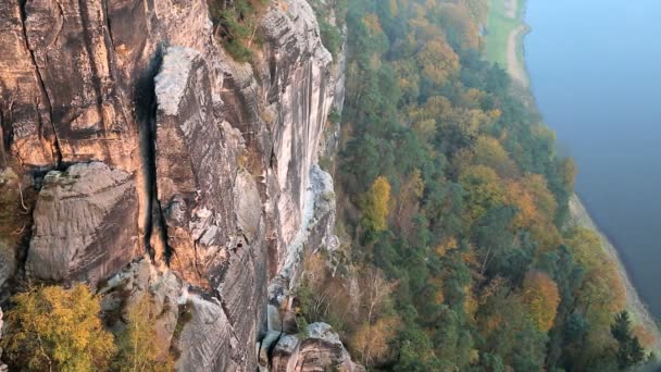 Duitsland abseilen klimmer mannelijke Bastei rotsen vallei Saksen — Stockvideo