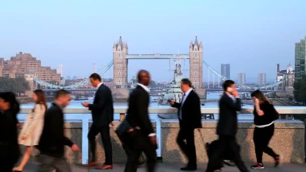 London Bridge Tower Bridge uk Gebäude Fluss Themse — Stockvideo