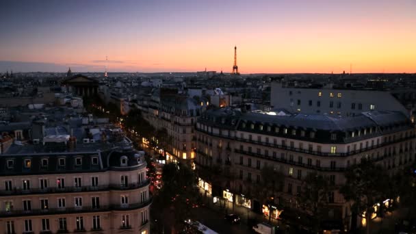 Fransa Paris Eiffel Kulesi günbatımı çatı manzarası ışıklı bina — Stok video