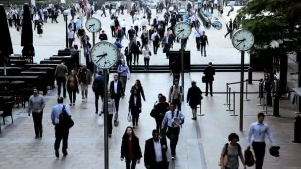 Londýn Velká Británie Canary Wharf město dojíždějících hodiny lidé podnikání — Stock video