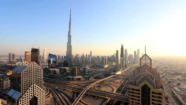 Dubaï Émirats arabes unis Sheikh Zayed Road gratte-ciel Burj Kalifa coucher de soleil — Video