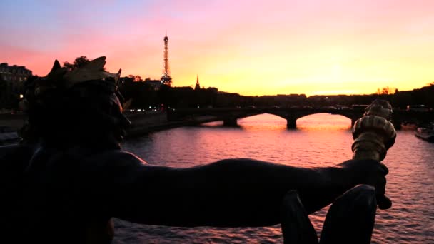 Frankrike Paris Pont Alexandre 111 bridge Eiffel tower solnedgång — Stockvideo