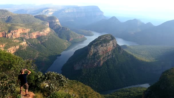 Zuid-Afrika mannelijke Blyde River Canyon Mpumalanga helling — Stockvideo