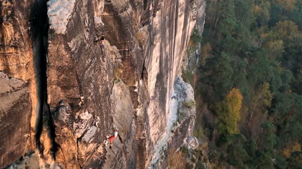 Allemagne Abseiling alpiniste mâle Bastei Rocks valley Saxe — Video