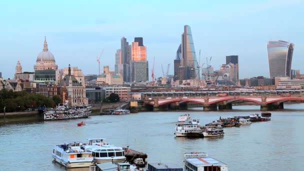 İngiltere'de Londra Köprüsü River Thames St Pauls tekne şehir bina — Stok video