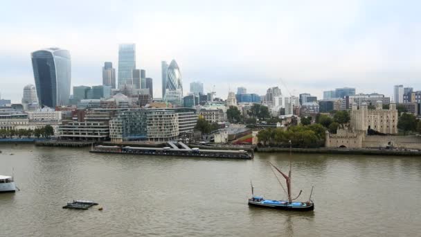 伦敦泰晤士河小船对讲机对讲机建筑摩天大楼城市 — 图库视频影像