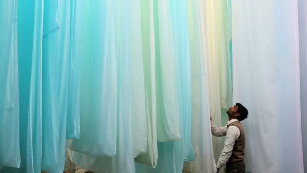 Jaipur India Asia Sari fábrica textil masculino trabajador de la materia — Vídeo de stock