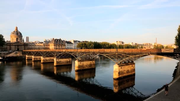 Francie Paříž řeky Seiny Pont des Arts slunce lidé budování — Stock video