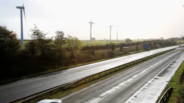 Skottland tvåfiliga motorvägen vindkraftverk — Stockvideo