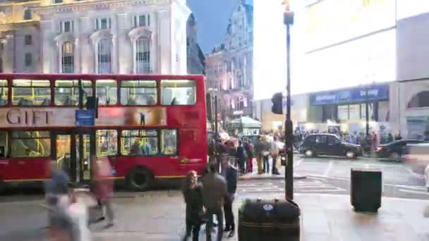 London uk piccadilly circus beleuchtete werbetafel nacht geschäft tl — Stockvideo