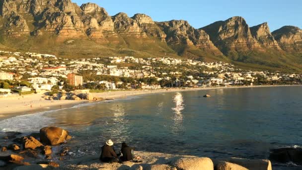 Kapstaden Sydafrika Camps Bay människor beach — Stockvideo