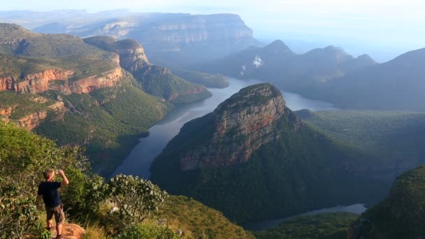 Jižní Afrika mužské Blyde River Canyon Mpumalanga srázu — Stock video