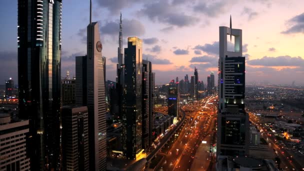 Dubaï Émirats arabes unis Sheikh Zayed Road gratte-ciel Burj Kalifa coucher de soleil — Video