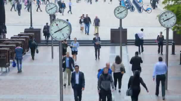 Londres Reino Unido Canary Wharf cidade viajantes relógios pessoas negócio TL — Vídeo de Stock