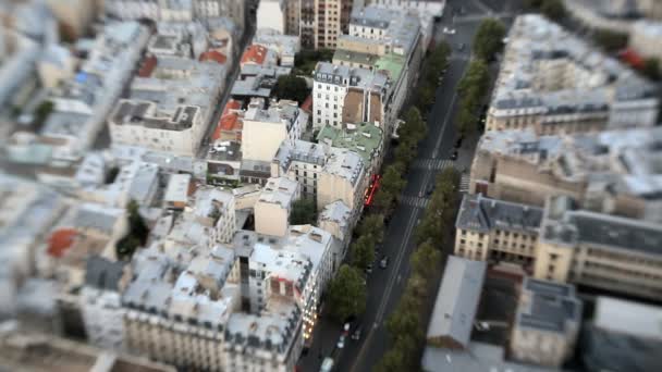 Fransa Paris şehir sokak trafik araç seyahat bina — Stok video