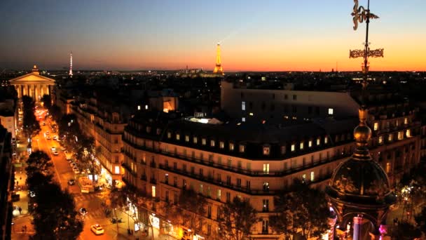 Francie Paříž Eiffelova věž při západu slunce střešní Panorama osvětlené budovy — Stock video