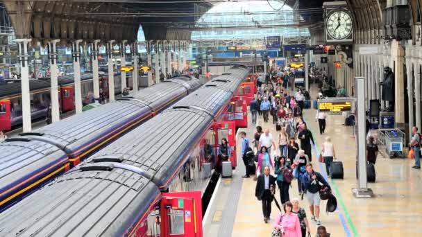 Estación de tren de Londres Paddington red de trenes de cercanías — Vídeo de stock