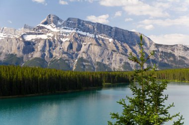 Mount Rundle ve Two Jacks Gölü, Banff Ulusal Parkı, Alberta, Kanada