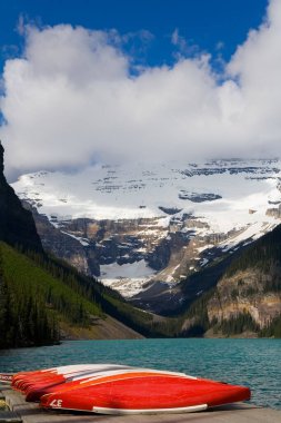 Banff Ulusal Parkı 'ndaki Louise Gölü' ndeki kanolar Kanada 'daki Rockies, Alberta, Kanada.