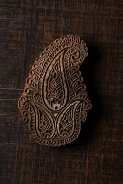 Kırsal ahşap arka planda tekstil basımı için geleneksel Hint ahşap blok deseni. Blok Yazdırma, Rajasthan Hindistan Blok Yazdırma, El yapımı tekstil baskısı için kullanılan tahta blok, El işi