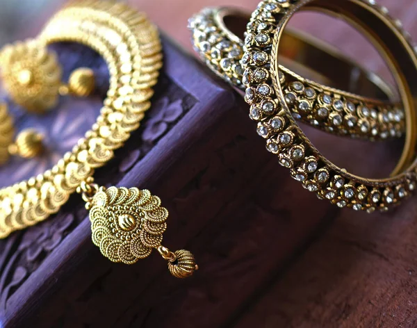Vintage Ξύλινη Κοσμηματοθήκη Ινδικά Παραδοσιακά Κοσμήματα Χρυσά Σκουλαρίκια Χρυσό Διαμαντένιο — Φωτογραφία Αρχείου