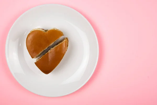 Nourriture Pour Saint Valentin Coupez Exactement Burger Sur Une Assiette — Photo