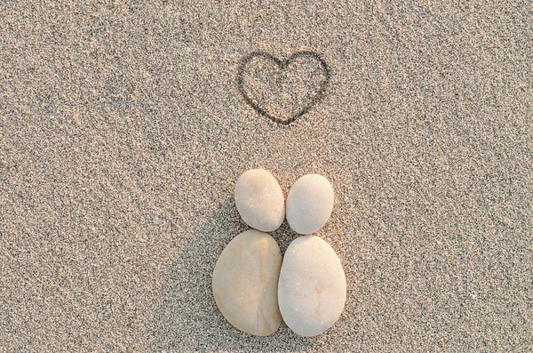 Kiezels vormen liefhebbers op het strand — Stockfoto