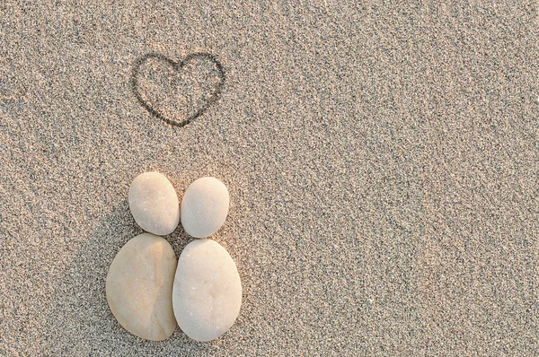 Kiezels vormen liefhebbers op het strand — Stockfoto